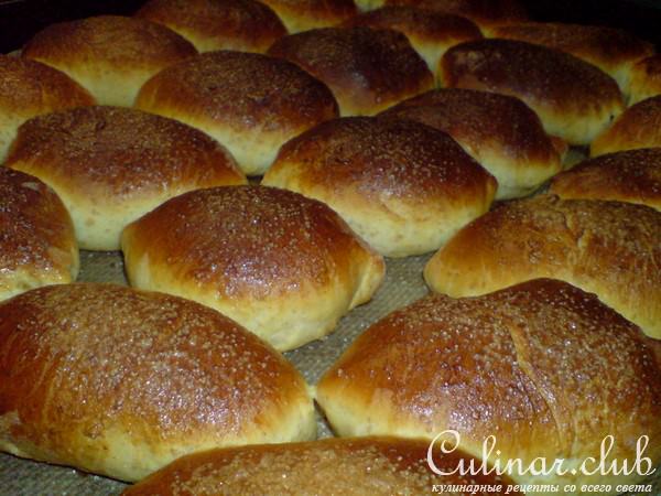Маленькие пирожки с яблоками и вялеными вишнями