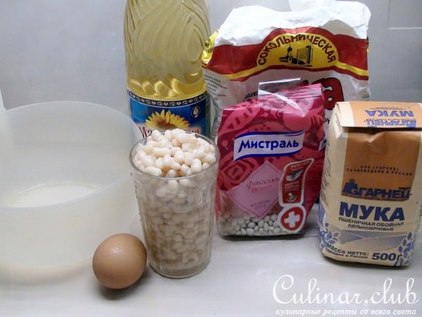 Пончики фасолевые, закусочные дрожжевые, с цельнозерновой мукой сыром и беконом.