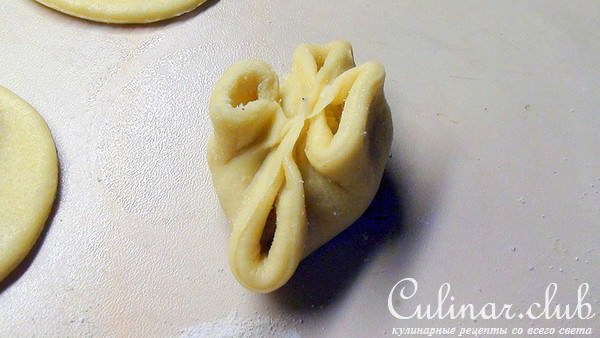 Пирожки с сыром из песочно-творожного теста.
