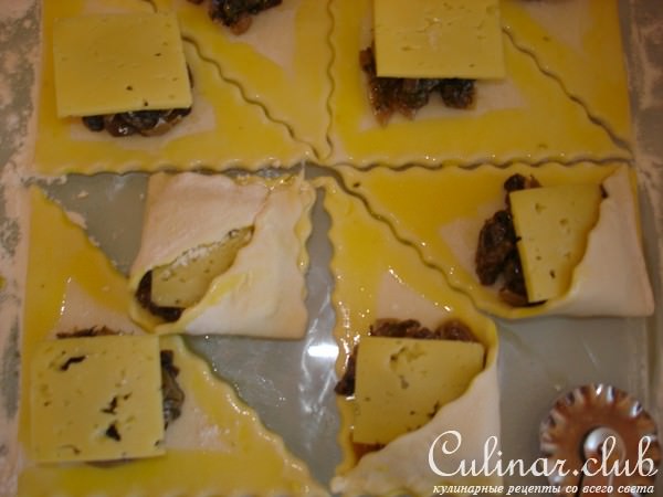 Закусочные пирожки с грибами и сыром 