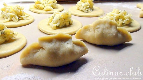 Пирожки с сыром из песочно-творожного теста.