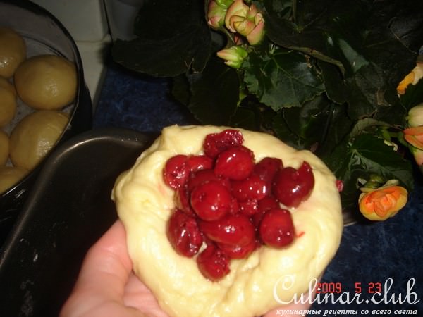 Булочки с вишней
