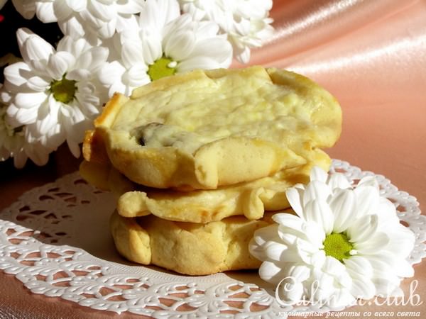 Ватрушки с творогом и изюмом