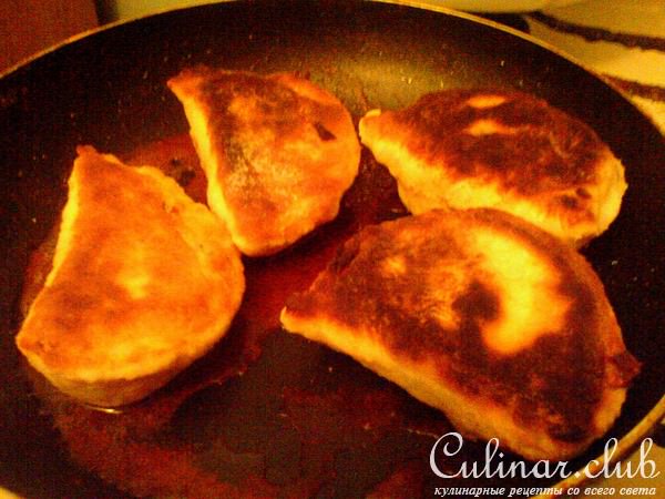 Жареные пирожки с зелёным луком и яйцом