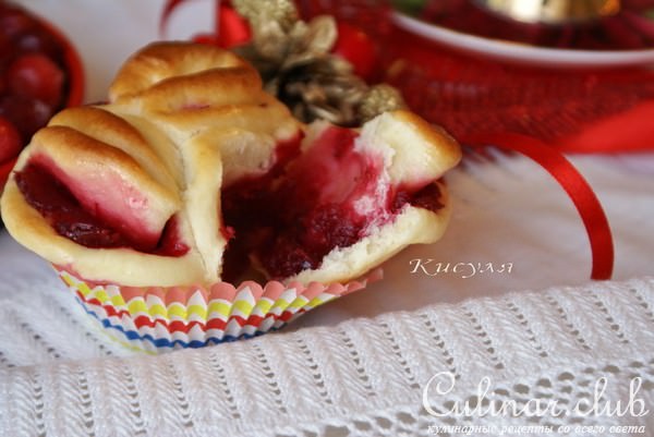 Сдобные булочки "капкейки" с клюквенной начинкой