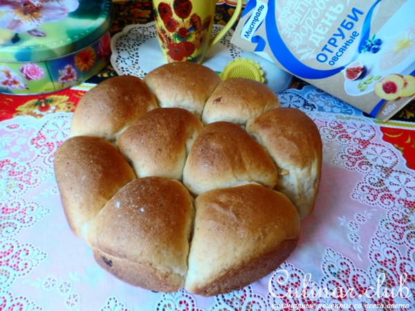Нежнейшие булочки с изюмом и овсяными отрубями к завтраку.