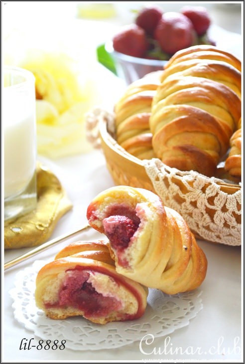 Пирожки с творогом и клубникой.