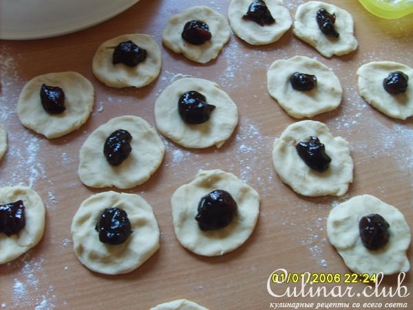 булочка с начинкой