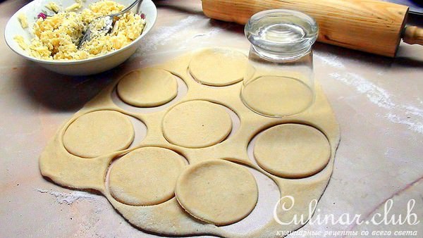 Пирожки с сыром из песочно-творожного теста.