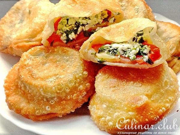 Пирожки с помидорами, брынзой и зеленью