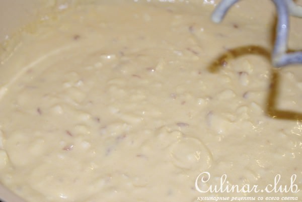 Сдобные кукурузные булочки с колбасным сыром и кунжутом