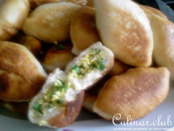 Жареные пирожки с зелёным луком и яйцом