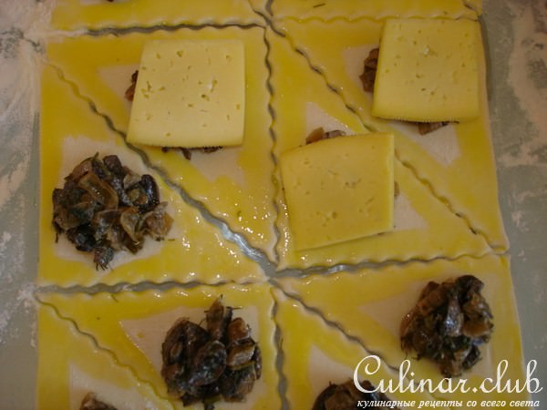 Закусочные пирожки с грибами и сыром 