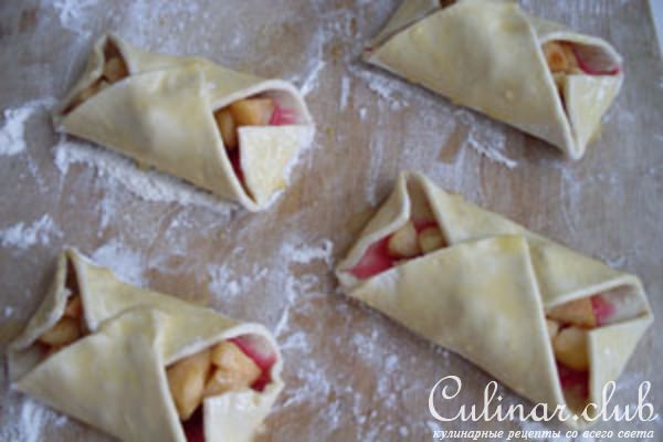 Пирожки с клюквенным джемом и яблоками