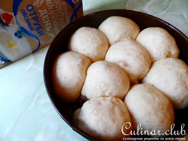 Нежнейшие булочки с изюмом и овсяными отрубями к завтраку.