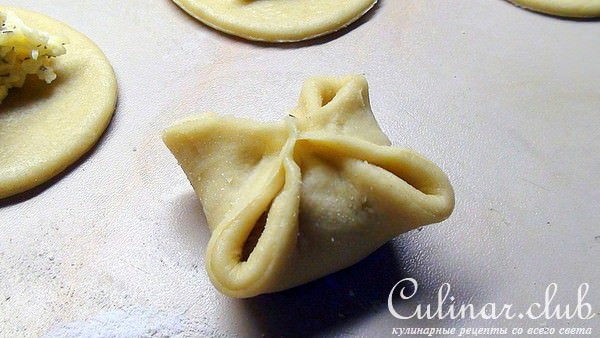 Пирожки с сыром из песочно-творожного теста.