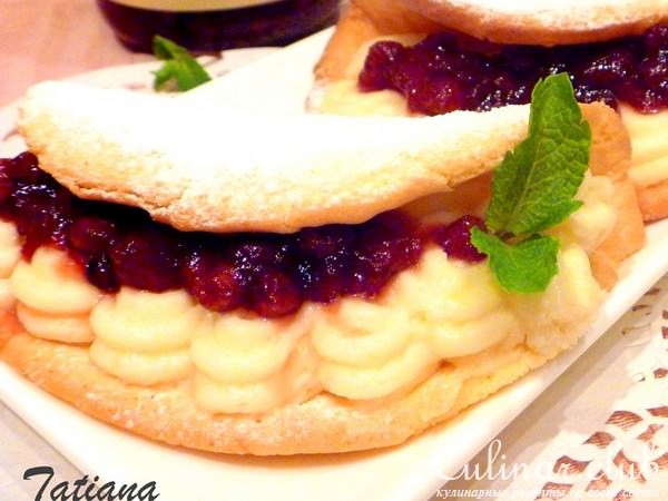 Пирожные бисквитные с марципановым кремом и брусникой