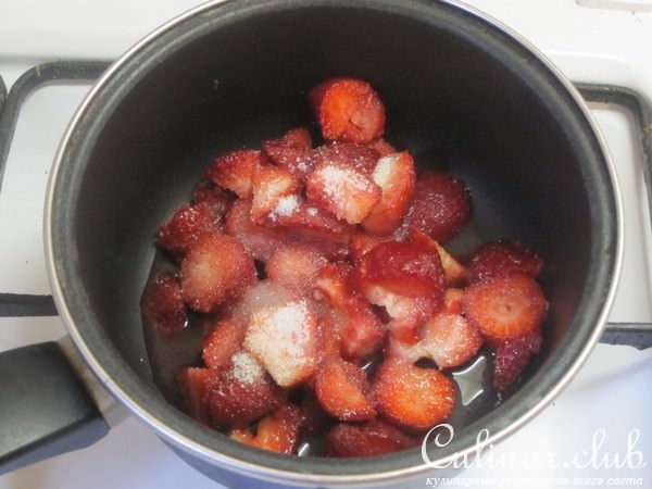 Пирожное "Сердечки" с клубничным муссом.