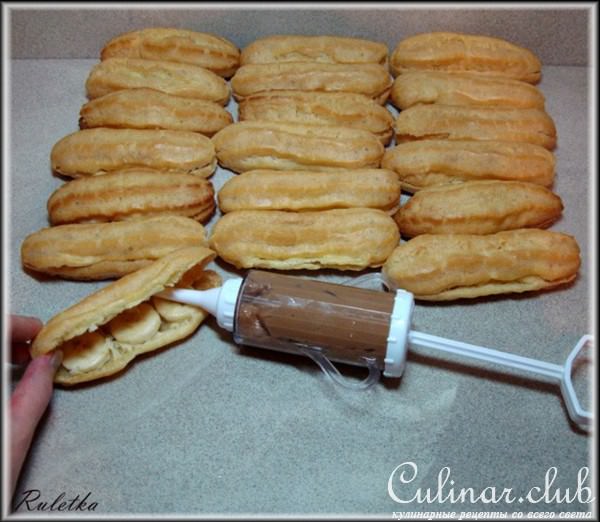 Эклеры с шоколадно - кофейным кремом и бананами.