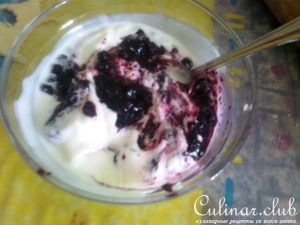 Пирожное с йогуртом, шоколадом и клубникой+бонус