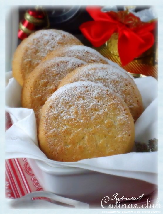 Песочное пирожное с маком и изюмом