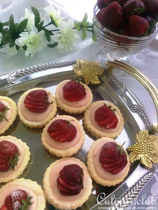 Пирожное с йогуртом, шоколадом и клубникой+бонус