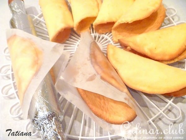 Пирожные бисквитные с марципановым кремом и брусникой
