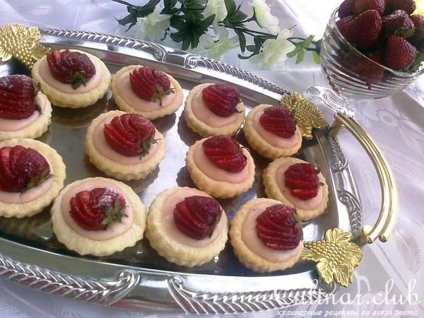 Пирожное с йогуртом, шоколадом и клубникой+бонус