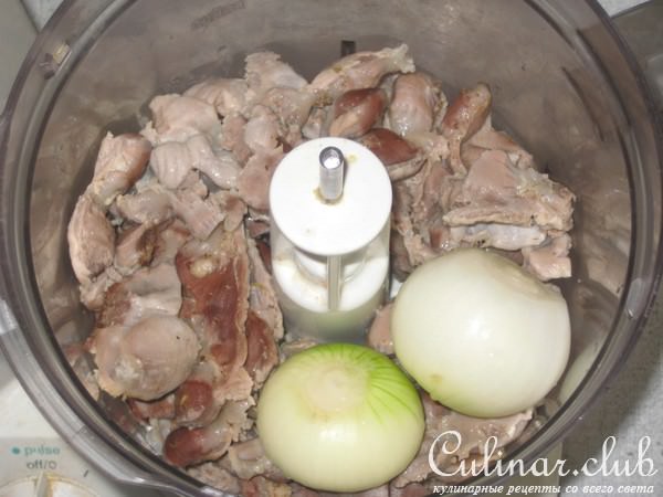 Котлетки из куриных желудков с сыром и свекольный необычный салатик. 