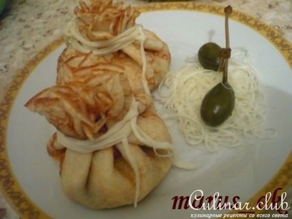 Мешочки блинные с сырным кремом и копченой семгой