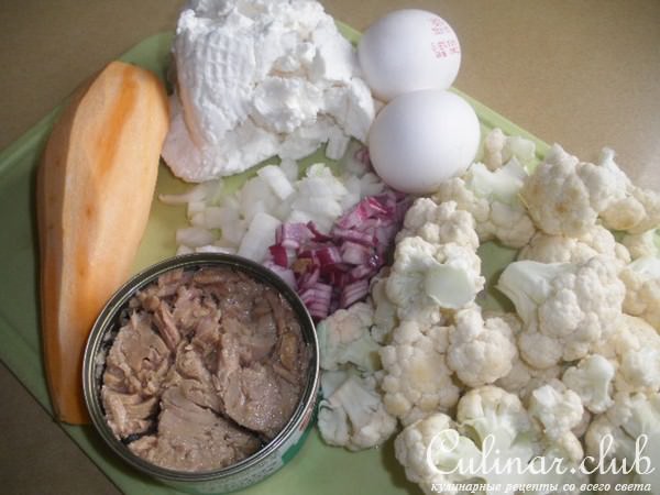 Оладушки с тунцом и овощами на завтрак