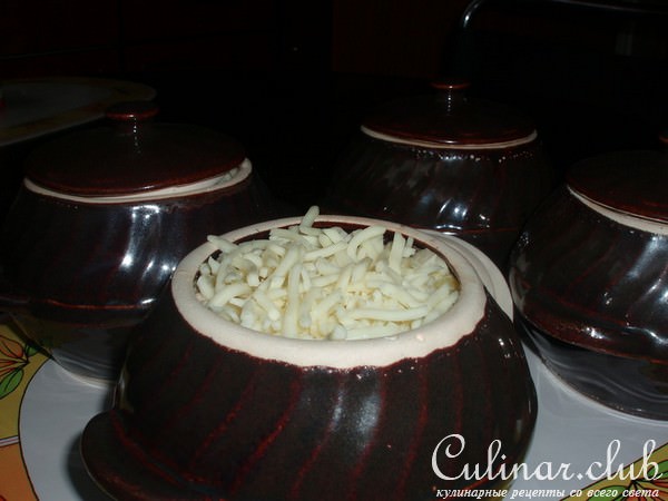 картофель в горшочке с мясом и грибами