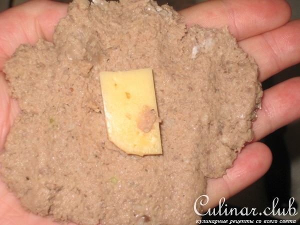 Котлетки из куриных желудков с сыром и свекольный необычный салатик. 