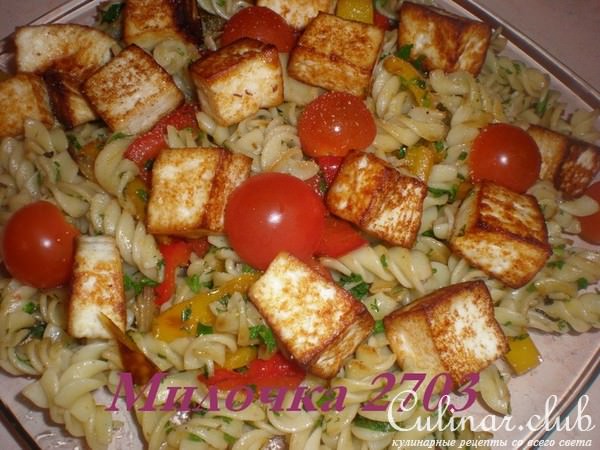 Макароны с жареным сыром и овощами