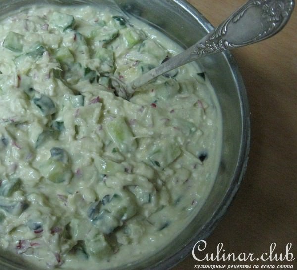 Салат из огурцов,авокадо и йогурта