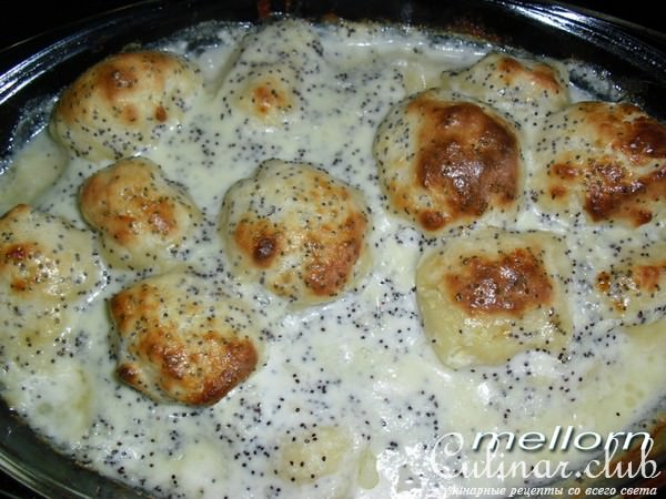 Творожные шарики в сметано-маковой заливке