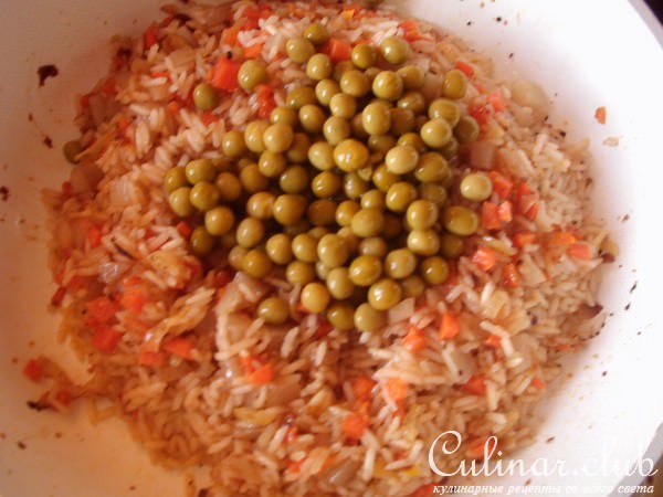 Куриная грудка карри и плов с картошкой.