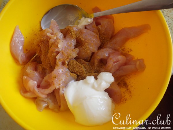 Куриная грудка карри и плов с картошкой.