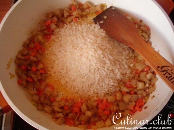 Куриная грудка карри и плов с картошкой.