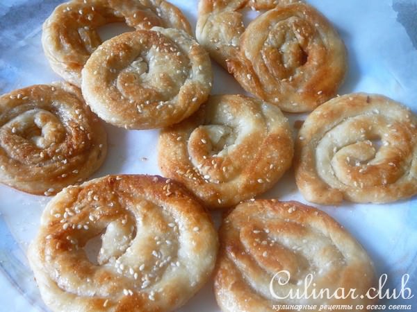 Роти по-тайски: слоеные лепешки с кунжутом и кокосовой стружкой