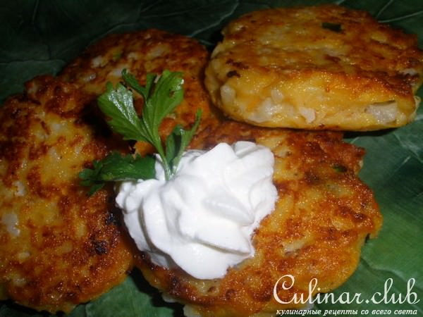 Оладушки с тунцом и овощами на завтрак