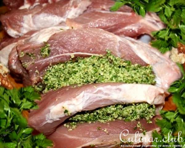 Запеченное мясо с петрушкой и грецкими орехами 