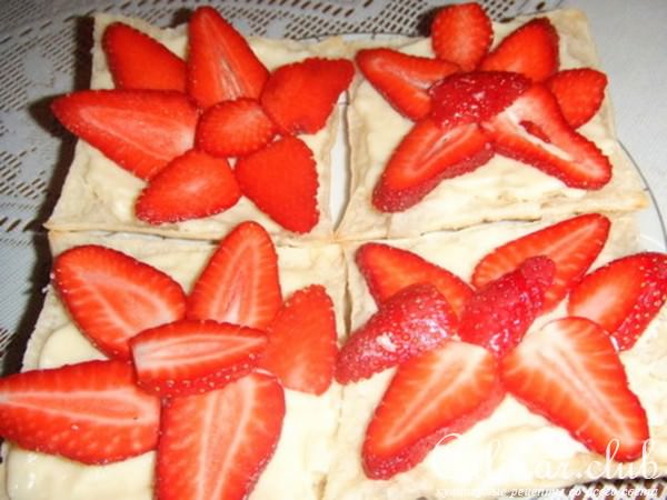 Слойки с клубникой