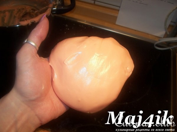 Мастика из белого шоколада и розочки из неё