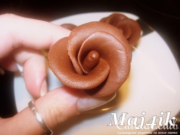 Шоколадная мастика и розочки из неё (получается всегда)