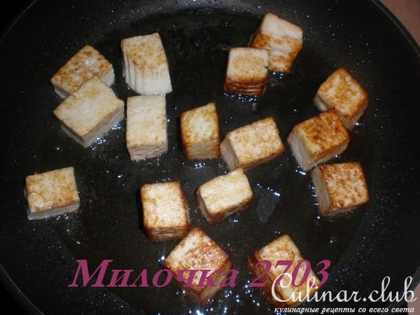 Макароны с жареным сыром и овощами