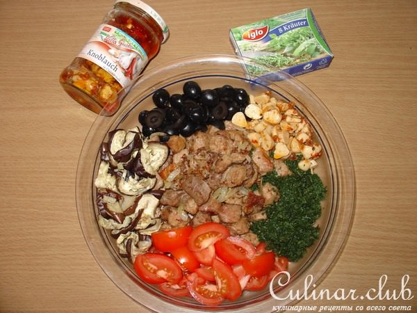 Салат с мясом и печёнными баклажанами.