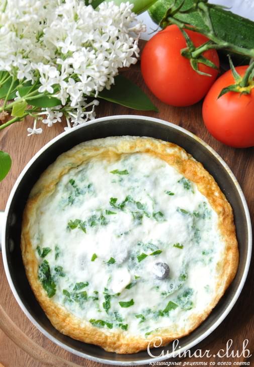 Белковый омлет с фетой, оливками и зеленью
