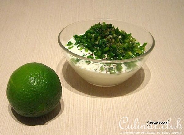 зеленый салат с копченой грудкой,яйцом-пашот и кукурузными оладушками