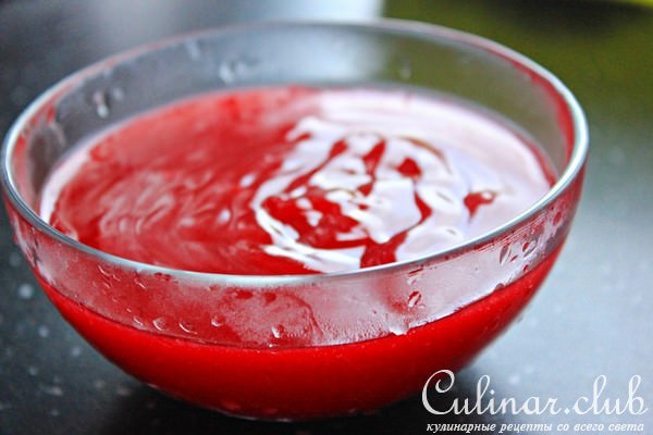 Кокосовые манники с соусом из красной смородины